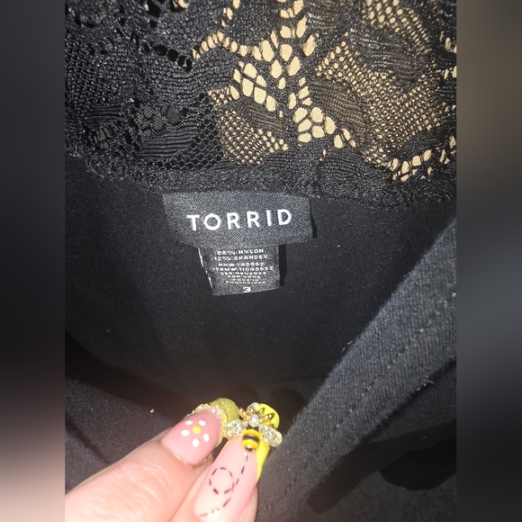 🍂🍁Torrid 3x Black Lace Inset Cutout Neck Foxy Top - Picture 5 of 6